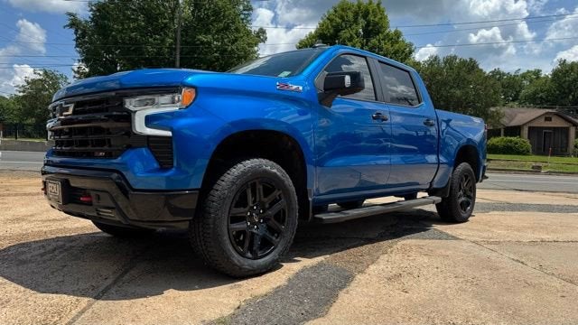 2022 Chevrolet Silverado 1500 LT Trail Boss in Glacier Blue Metallic — front three-quarter view